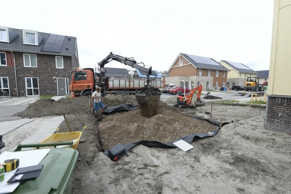Tuinaanleg in Rijswijk Zuid-Holland aanleg van de oprit met gemalen puin oftewel repac 