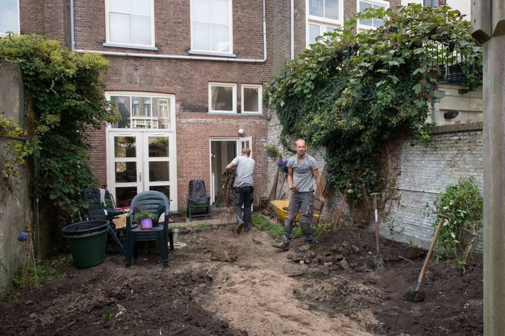 Tuinaanleg Delft Tuin leeghalen oude bestrating weghalen en de restanten van de planten opruimen